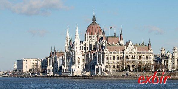 Das wohl bekannteste Wahrzeichen von Budapest: Das ungarische Parlament.  Für EU-Bürger sind Führungen durch das Parlament nach Voranmeldung kostenfrei und auch in Deutsch möglich. Foto: Christian Maskos