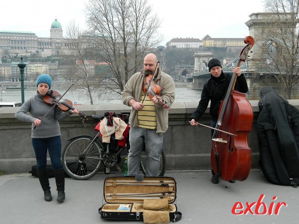 Straßenmusikanten an der Donau-Promenade in Pest. Foto: Christian Maskos Straßenmusikanten an der Donau-Promenade in Pest. Foto: Christian Maskos