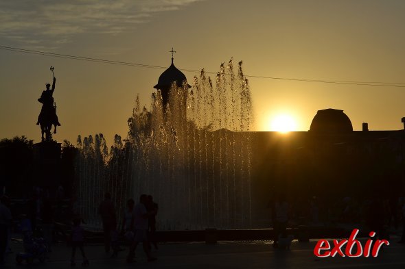 Springbrunnen am Hauptplatz von Craiova beim Sonnenuntergang. Foto: Christian Maskos