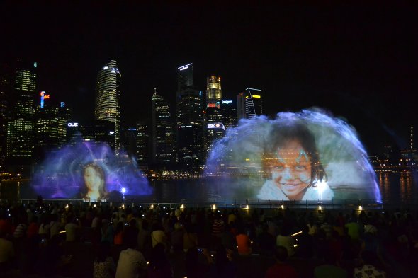 Licht- und Filmshow im nächtlichen Singapur. Licht- und Filmshow im nächtlichen Singapur.