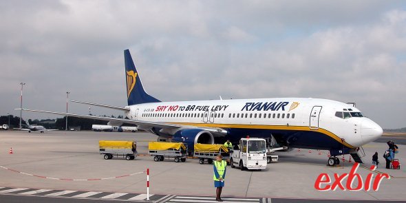 Vor zehn Jahren noch ohne Winglets unterwegs - die Boeing 737-800 von Ryanair. Aber schon damals ar klar: Kerosinzuschläge und andere Abzockzuschläge der Teuer-Airlines wird es bei den Ien nciht geben. Foto: Christian Maskos Vor zehn Jahren noch ohne Winglets unterwegs - die Boeing 737-800 von Ryanair. Aber schon damals ar klar: Kerosinzuschläge und andere Abzockzuschläge der Teuer-Airlines wird es bei den Ien nciht geben. Foto: Christian Maskos