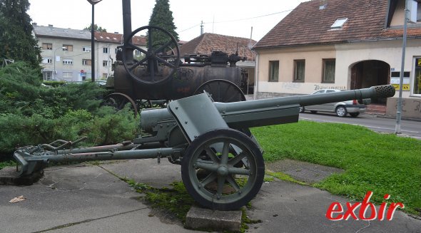 Der Krieg gehört zu der Geschichte von Banja Luka - ausgestellte Waffen erinnern daran. Gegenüber ist ein guter und billiger Imbiss. Foto: Christian Maskos Der Krieg gehört zu der Geschichte von Banja Luka - ausgestellte Waffen erinnern daran. Gegenüber ist ein guter und billiger Imbiss. Foto: Christian Maskos