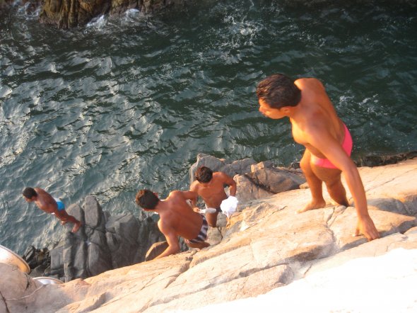 Vorbereiten zum Sprung, Cliff Divers in Acapulco, Mexiko