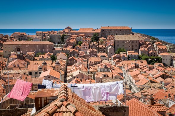 Die charakteristische Altstadt von Dubrovnik, die vollständig und komplett von einer massiven Steinmauer umgeben ist.