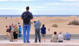 Touristen, die Maspalomas auf Gran Canaria genießen