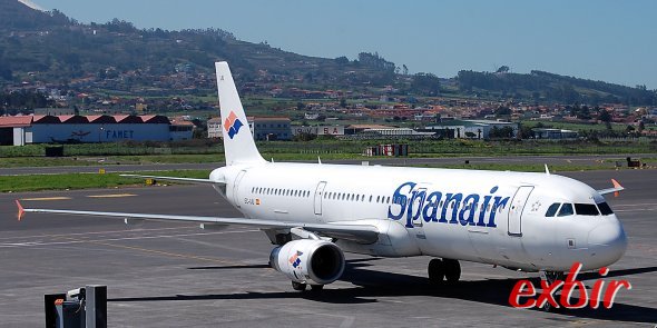 Ein Airbus A321 von Spanair auf dem Flughafen Teneriffa-Nord. Seit heute ist die Fluglinie pleite. Foto: Christian Maskos Ein Airbus A321 von Spanair auf dem Flughafen Teneriffa-Nord. Seit heute ist die Fluglinie pleite. Foto: Christian Maskos