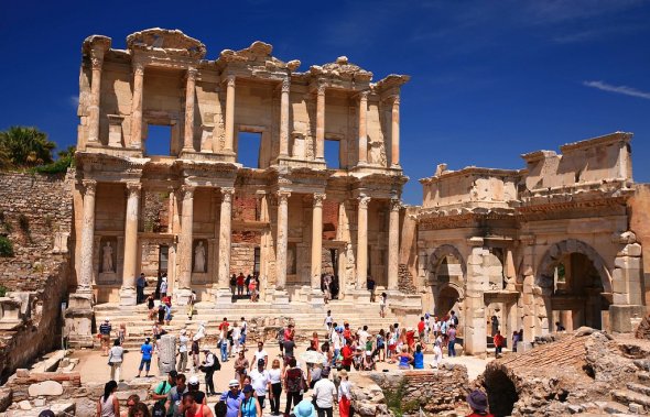 Ein Ausflugstipp ab Izmir: Ephesus mit dem Bus oder Mietwagen besuchen. Im Bild zu sehen ist die Library of Celsus.