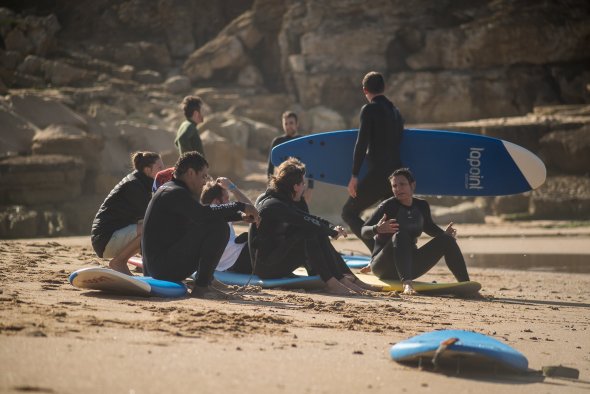 Jeder fängt mal klein an: Teilnehmer eines Surfcamps im portugiesischen Ericeira