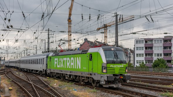 Der Flixtrain - die preiswerte Alternative zum Fernbus bzw. 'deutschen Bahn'. Hier bei der Einfahrt in den Kölner Hauptbahnhof.