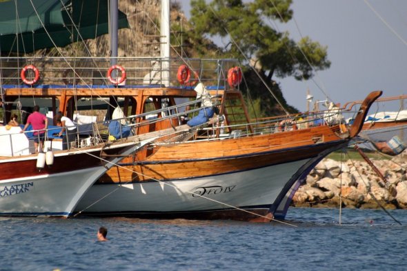 Ein Ausflug auf einem Holzboot solltet ihr in Kemer an der türkischen Riviera unbedingt auch machen.