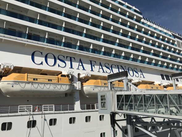 Die Einschiffung auf die Costa Fascinosa von Costa Kreuzfahrten beginnt.