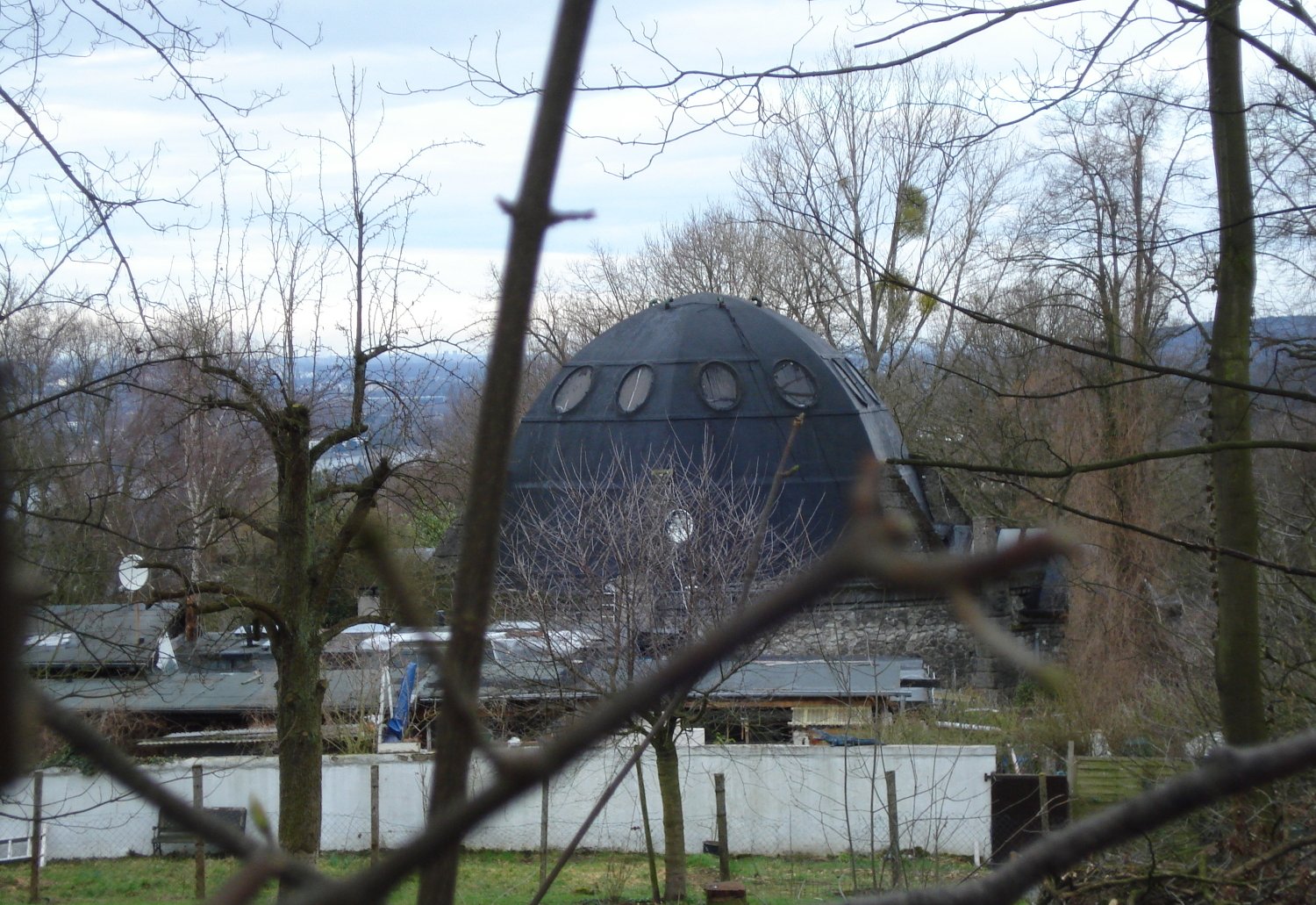 Nibelungenhalle, Blick auf die Kuppel beim Abstieg. Nibelungenhalle, Blick auf die Kuppel beim Abstieg.