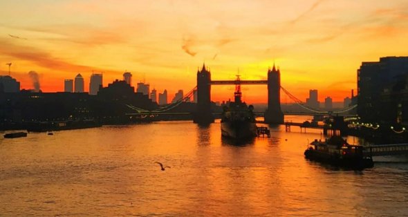 Traumhafter Sonnenaufgang über der Finanzmetropole London.