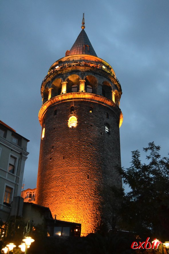Galata-Tower in der Abenddämmerung, nur fünf Fußminuten von der Szene auf der linken Seite entfernt. Foto: Christian Maskos Galata-Tower in der Abenddämmerung, nur fünf Fußminuten von der Szene auf der linken Seite entfernt. Foto: Christian Maskos
