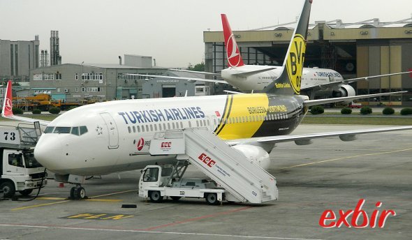 Turkish Airlines hat eine Boeing 737-800 als Logojet für Borussia Dortmund lackiert, der auch das Team vom Finale abholen soll. Foto: Christian Maskos Turkish Airlines hat eine Boeing 737-800 als Logojet für Borussia Dortmund lackiert, der auch das Team vom Finale abholen soll. Foto: Christian Maskos