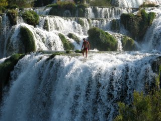 Ein Wasserfallspringer im Nationalpark Krka, Kroatien