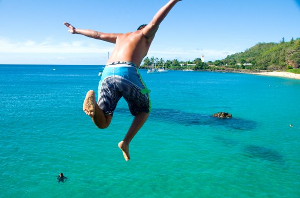 Eli springt, Hawaii-Waimea-Bucht-Felsenklippe, die springenden Strand-Nordufer-Oahu-yockman