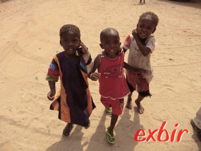 Kinder in Gambia wollen gerne fotografiert werden. Foto: Wolfgang Hesseler Kinder in Gambia wollen gerne fotografiert werden. Foto: Wolfgang Hesseler