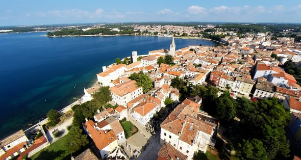 Luftansicht auf die sehenswerte Altstadt von Poreč in Kroatien.
