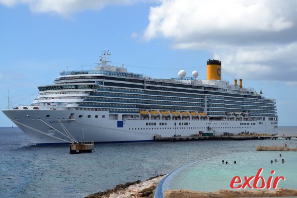 Die Costa Delizosa vor Curacao: Planschen an Land oder auf dem Schiff. Foto: Christian Maskos Die Costa Delizosa vor Curacao: Planschen an Land oder auf dem Schiff. Foto: Christian Maskos