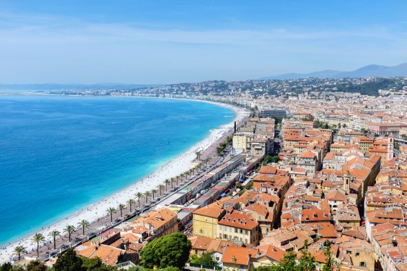 Die weitläufige Uferpromenade in der mondänen Hafenstadt Nizza in Südfrankreich.