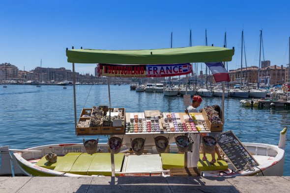 Einer der zahlreichen Händlerboote in Marseille