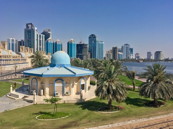 Eine kleine Moschee direkt an der Küste in Sharjah, © unsplash.com, Ainur Kamaev