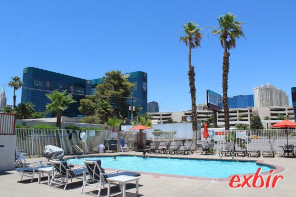 Vom Poolbereich des Howard Johnson Tropicana in Las Vegas hat man eine prima Sicht auf den Strip und das MGM Ressort und Kasino. Foto: Christian Maskos Vom Poolbereich des Howard Johnson Tropicana in Las Vegas hat man eine prima Sicht auf den Strip und das MGM Ressort und Kasino. Foto: Christian Maskos