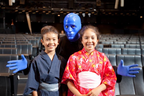 Ein Besuch der berühmten Blue Man Group ist eine Unterhaltung für die komplette Familie.